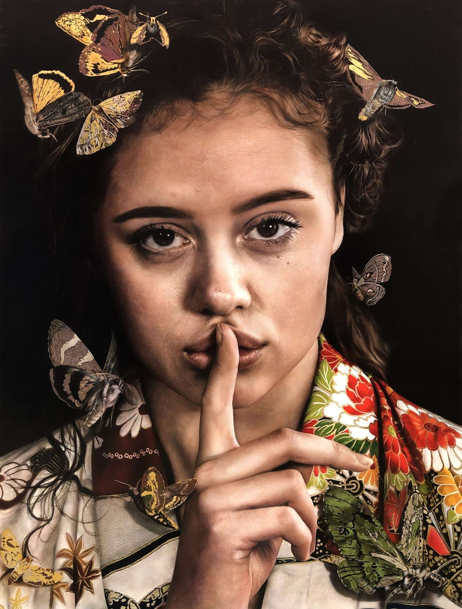 Angerona, de Marissa Oosterlee: retrato hiperrealista de una mujer que se lleva un dedo a los labios, rodeada de mariposas.