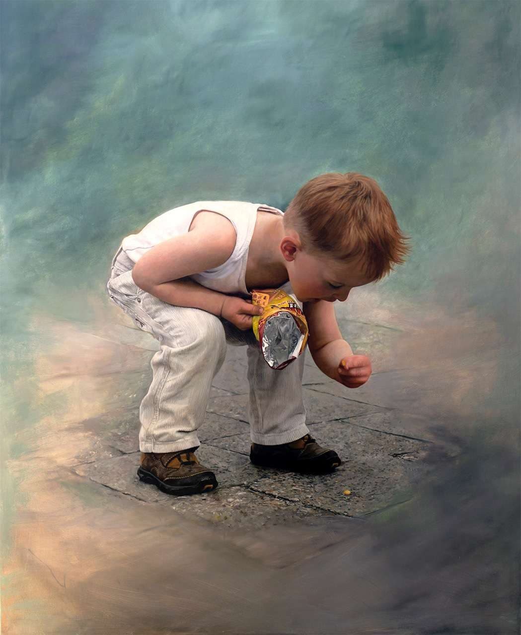 Obra hiperrealista de Marissa Oosterlee: un niño pequeño inclinado sobre el suelo, contra un fondo de azules y ocres.