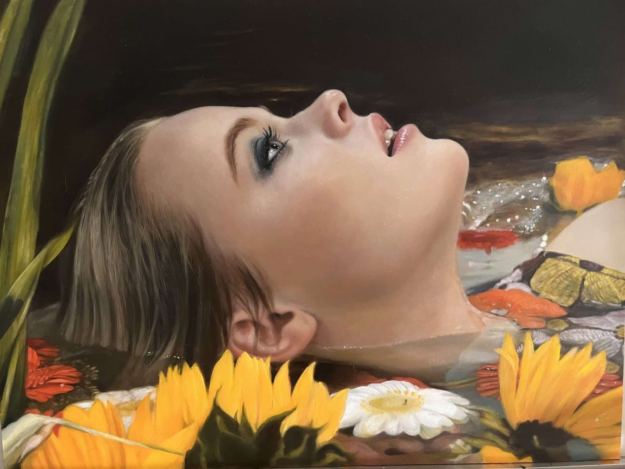 Obra hiperrealista de Marissa Oosterlee: una mujer flota en el agua entre girasoles.